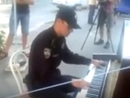 В Киеве полицейский исполнил на уличном пианино хит One Republic. Видео