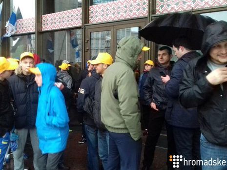 У Києві на мітинг на честь 1 Травня прийшло, за різними оцінками, від кількох десятків до кількох сотень осіб