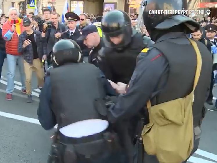 ﻿Правоохоронці застосовували силу до учасників першотравневої акції в Санкт-Петербурзі. Відео