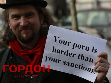 Украинцы у посольства Австрии и Германии: Ваше порно жестче, чем ваши санкции. Фоторепортаж