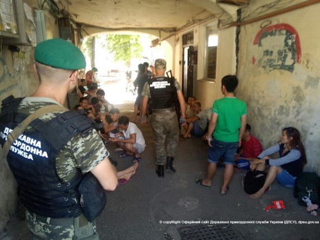 Погранслужба: В Одессе обнаружили подпольные цеха, в которых работали удерживаемые силой нелегалы из Вьетнама