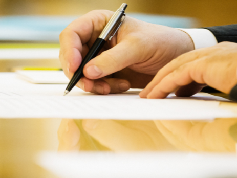 Порошенко подписал закон, упрощающий доступ к сведениям о квартирах и машинах чиновников