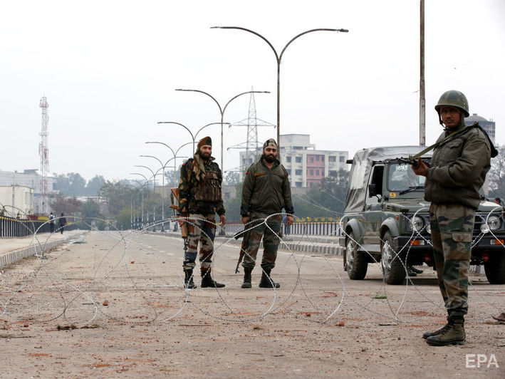 В Индии террористы подорвали грузовик с полицейскими, 16 человек погибли