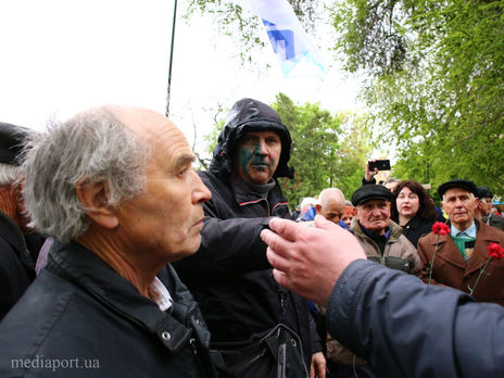 ﻿У Харкові проросійського активіста облили зеленкою на першотравневому ходу