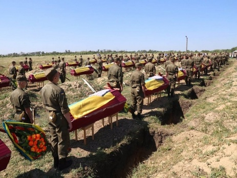 В Запорожье похоронили 60 неизвестных украинских солдат, погибших в 2014 году в боях под Иловайском и на Саур-могиле