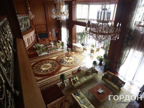 Суд наложил арест на ценности из 