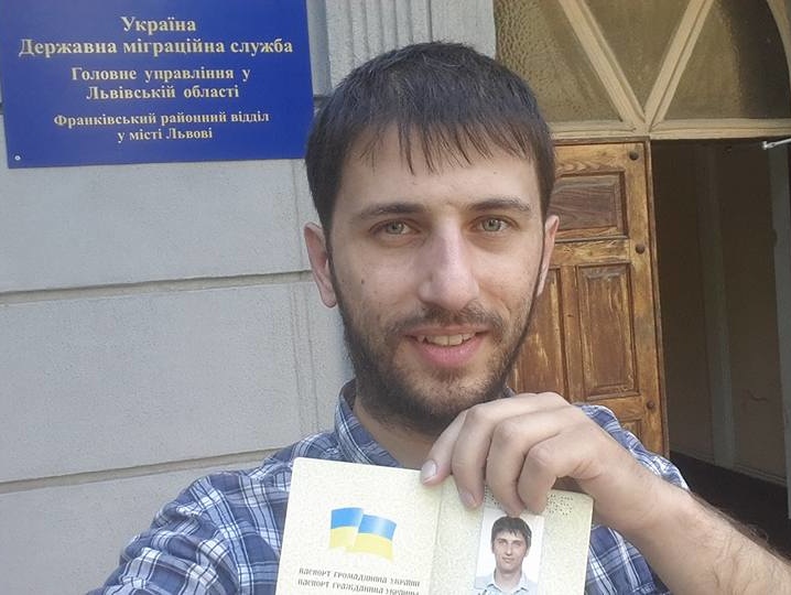 Львовянин сообщил, что получил первый в стране паспорт только на украинском языке