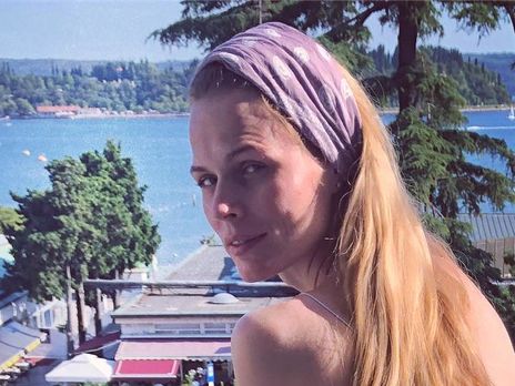 Фреймут в купальнике позировала для фото с мужем