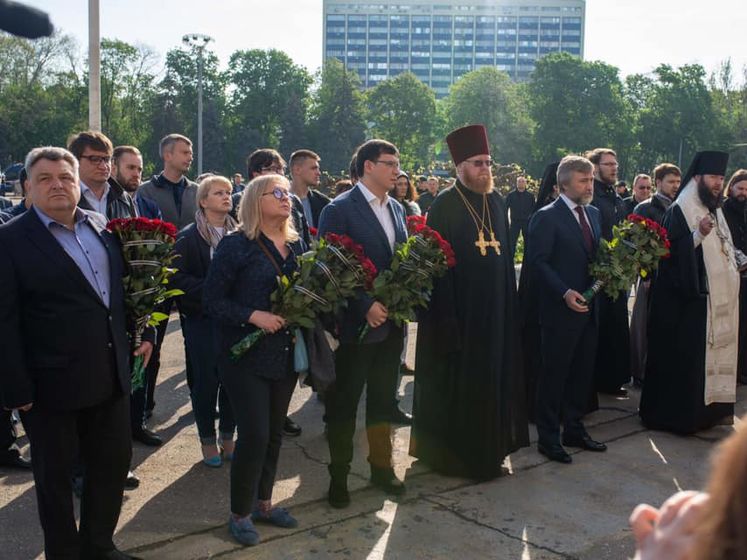 Новинський з однодумцями поклали квіти біля Будинку профспілок в Одесі в пам'ять про загиблих 2 травня 2014 року