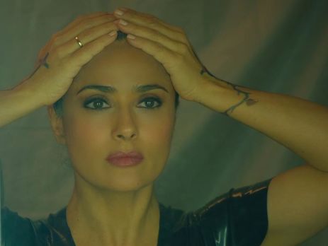 Хайек в образе блондинки позировала в объятиях мужа