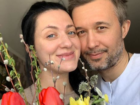 ﻿Дружина Бабкіна, яка незабаром народить третю дитину, займається парною йогою з чоловіком