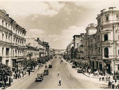 Киевлянка Хорошунова в дневнике 1941 года: Говорят, что немцы совсем близко от Киева. Город полон военными. Милиция вооружена гранатами