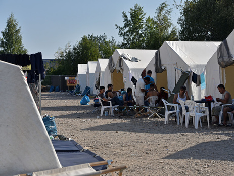 Новости недели в фотографиях: Открытие нового Суэцкого канала, поток беженцев в Европу растет, в России уничтожают импортную еду