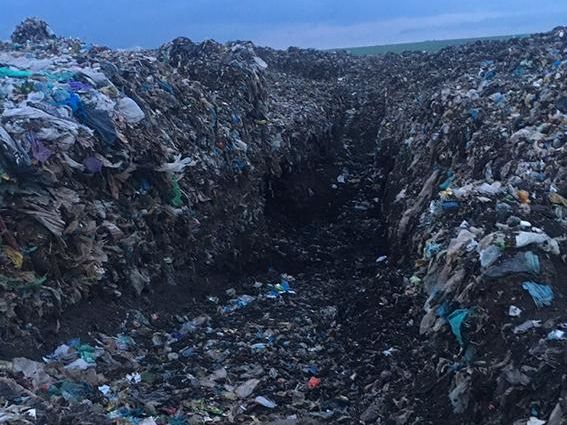 В Николаевской области ребенка завалило мусором на свалке, он погиб