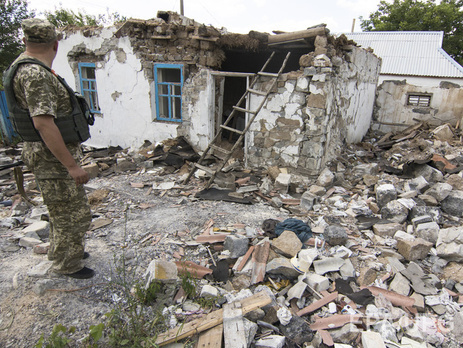 МВД: В результате попадания в дом танкового снаряда боевиков тяжело ранены двое маленьких детей