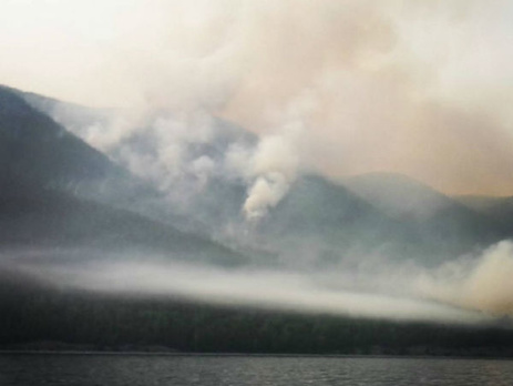 Туристы на озере Байкал жалуются на дым от лесных пожаров, которые бушуют в Бурятии