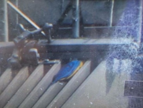 На мосту в Москве вывесили украинский флаг