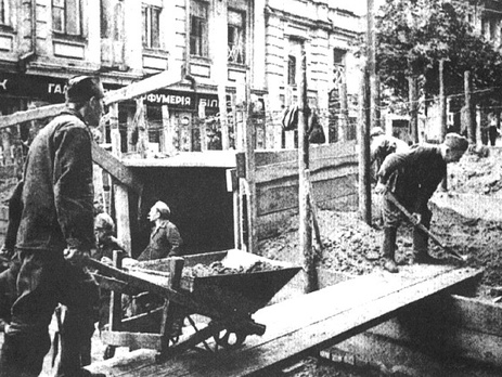 Киевлянка Хорошунова в дневнике 1941 года: По радио передали, что все должны приготовить необходимые вещи и быть готовыми. К чему? 