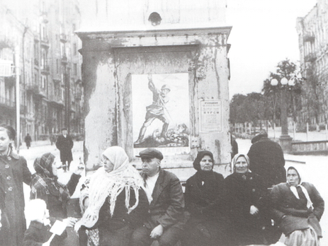 Киевлянка Хорошунова в дневнике 1941 года: Как ноющая боль, мучает сознание опасности, и словно тошнота подступает к горлу от этих тяжелых выстрелов со всех сторон