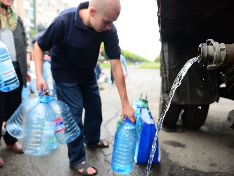 СМИ: В Алчевске в очереди за водой умерла женщина