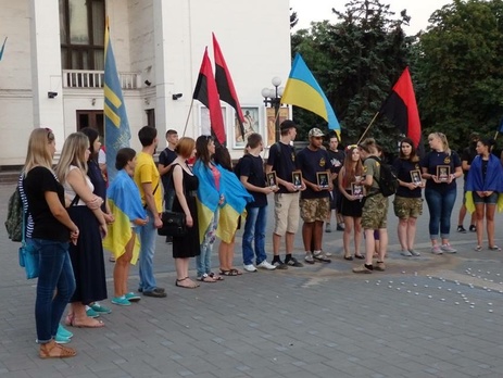 В Мариуполе состоялась акция чествования украинских военных, погибших под Иловайском