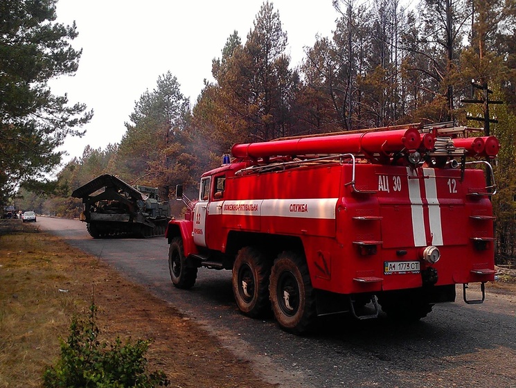 Госслужба по ЧС: В зоне отчуждения в Чернобыле продолжается тушение пожара