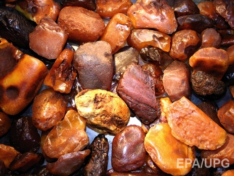 СМИ: Украинец и венгр пытались незаконно ввезти в Словакию 130 кг янтаря