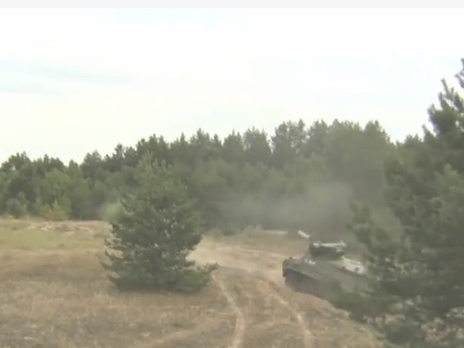 Нацгвардия испытывает на полигоне новую бронетехнику и вооружение. Видео