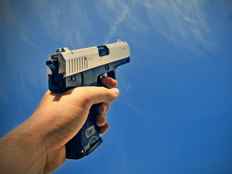 МВД: В Полтаве произошла стрельба на остановке, ранения получили два человека