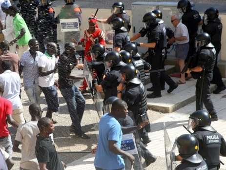 В Испании произошли столкновения между полицией и мигрантами. Фоторепортаж