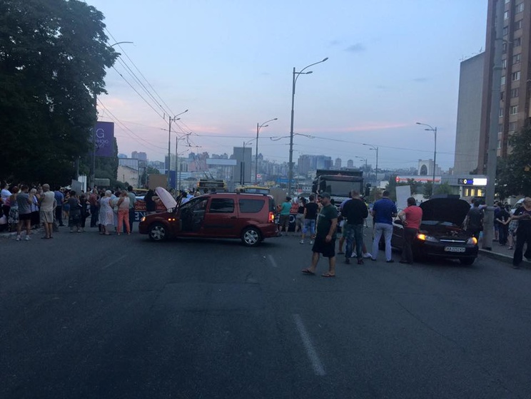 В Киеве протестующие перекрыли Голосеевский проспект в сторону ВДНХ