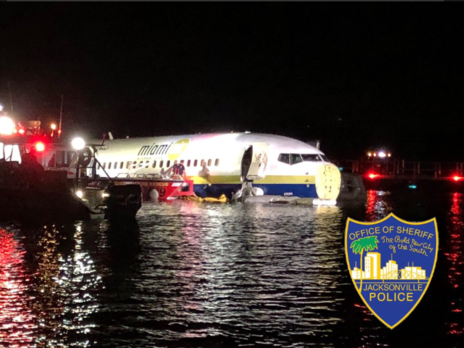 В США Boeing 737 слетел со взлетной полосы и упал в реку, 21 человек травмирован
