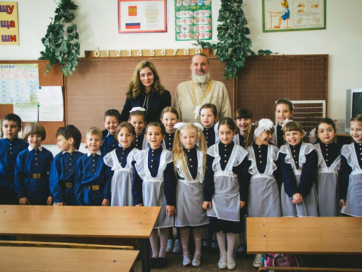 Три школы Севастополя ввели для учеников форму времен царской России