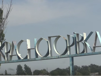 В регулярно обстреливаемой боевиками Красногоровке остались только пенсионеры и дети. Видео