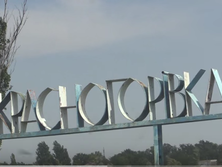 В регулярно обстреливаемой боевиками Красногоровке остались только пенсионеры и дети. Видео