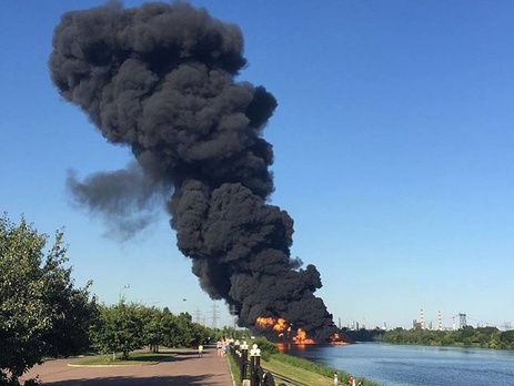 Из-за аварии на нефтепроводе загорелась Москва-река в российской столице