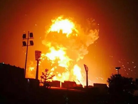 В китайском городе Тяньцзинь произошел мощнейший взрыв. Видео