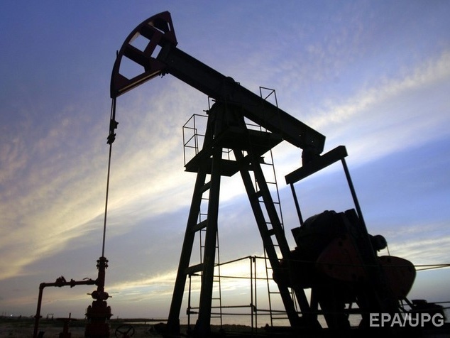 Цена на нефть держится ниже $50 за баррель