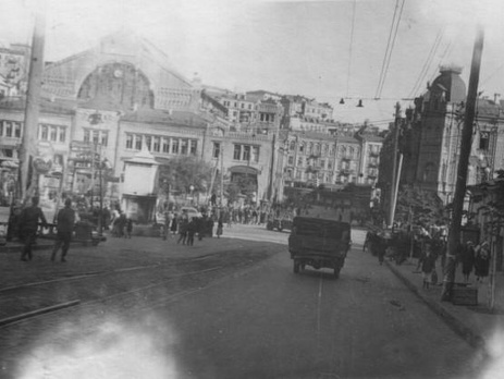 Киевлянка Хорошунова в дневнике 1941 года: Пока я дошла до дома, меня человек двадцать просили помочь им устроиться куда угодно, только бы работать