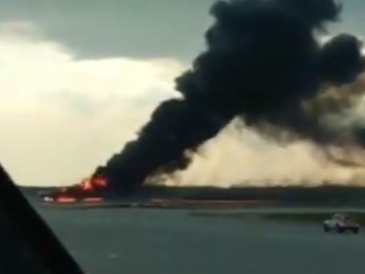 В аэропорту Шереметьево самолет совершил аварийную посадку. Погибло 10 человек &ndash; СМИ