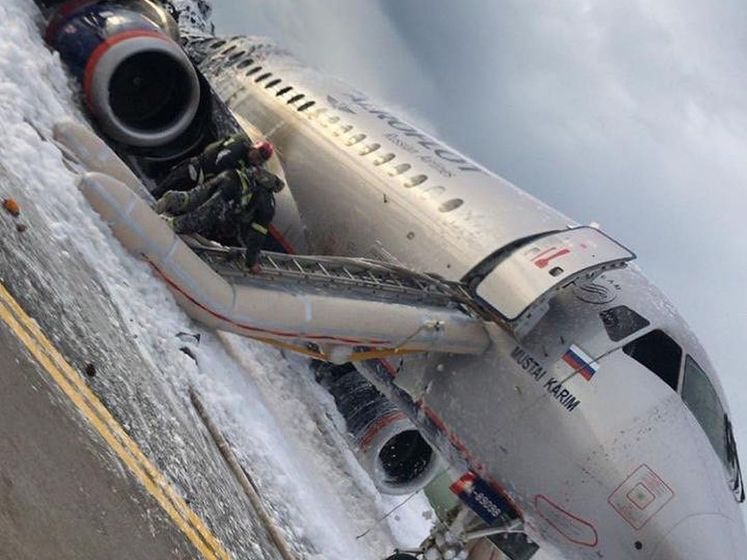 Во время пожара на самолете, который совершил аварийную посадку в Шереметьево, погибло не менее 13 человек &ndash; СМИ