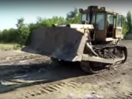В России чиновник получил выговор за уничтожение бульдозером трех гусиных тушек из ЕС
