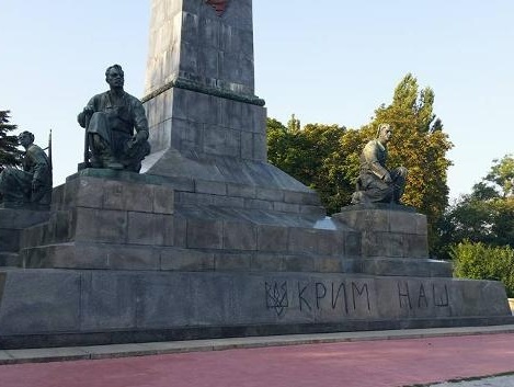 На памятнике Ленину в Севастополе появился трезубец и надпись "Крим наш"