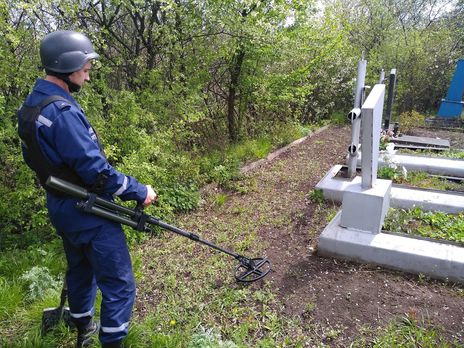 Пиротехники из состава ООС за неделю обследовали около 40 кладбищ на Донбассе на наличие взрывоопасных предметов