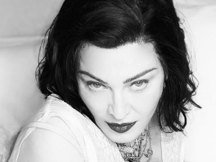 ﻿Мадонна у ванні позувала для британського Vogue