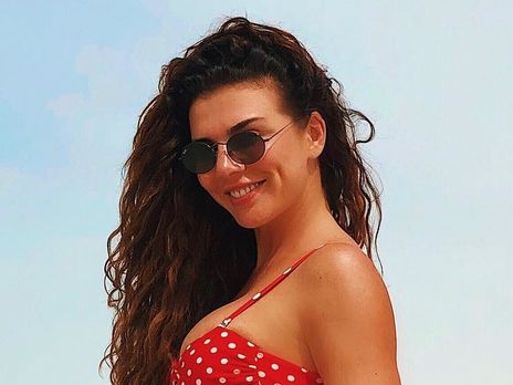 Седокова оголила ягодицы у бассейна