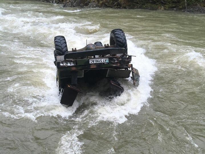 В Ивано-Франковской области в реку упал грузовой автомобиль с туристами из Беларуси, трое погибших