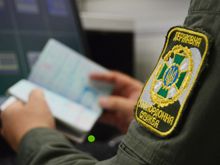﻿Українські правоохоронці продавали бойовикам "ДНР" дані системи прикордонного контролю – постанова суду
