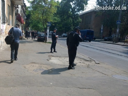 В Одессе люди в масках забросали петардами здание, где собрались представители ЛГБТ-сообщества