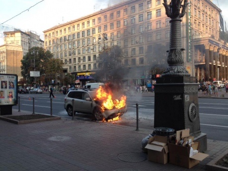 В центре Киева вспыхнул автомобиль посольства США